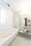 浴室 清潔感あるホワイトを基調とした浴室は、日々の疲れを取る癒しの空間。サーモバスや浴室換気乾燥暖房機など、浴室をより快適にしてくれる設備を搭載しています。（1号棟）