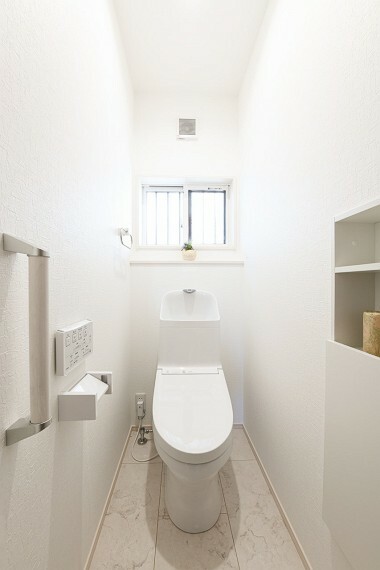 トイレ トイレは、清潔感のあるホワイトクロスでまとめられ、窓から差し込む光が優しく照らし、1人の時間をゆったりと過ごせる癒しの空間に仕上げました。（1号棟）