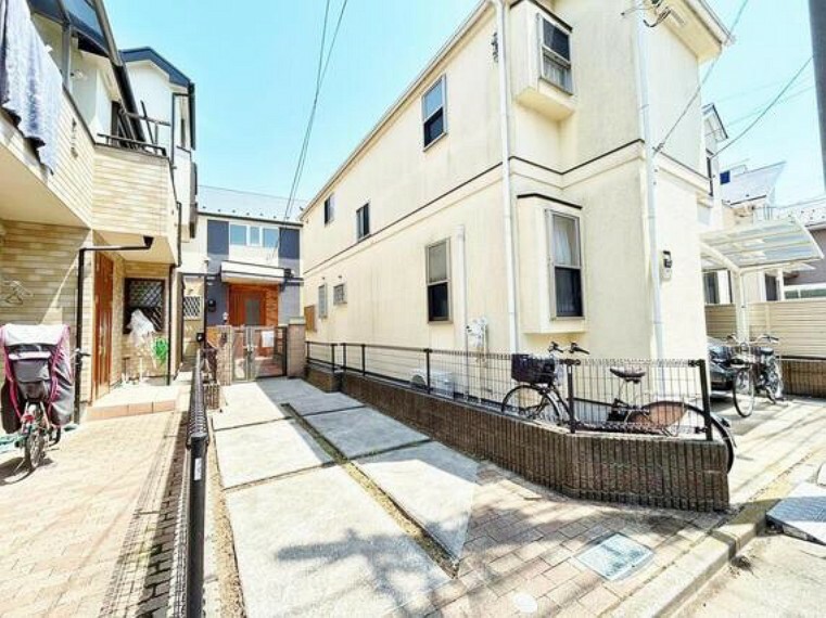 現況写真 建物の居住性に拘った邸宅は、「落ち着き」と「安らぎ」と「快適」を実現してくれます。いつ友人・親戚・来客が来ても決して油断しないハイスペックな邸宅。