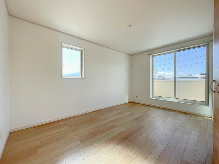 寝室 【Bedroom-洋室】大きな窓からたっぷりと陽光が注がれる明るい空間。