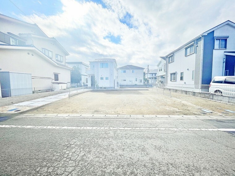 現況写真 緑豊かで閑静な住宅街に40坪超の敷地を用意。建築条件付き売地の良さを最大限に活かすことができますね。