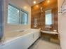 浴室 【浴室】窓付きで換気ができる清潔なバスルーム。浴槽も洗い場もゆとりがありお子さんと一緒に入れる広さです。