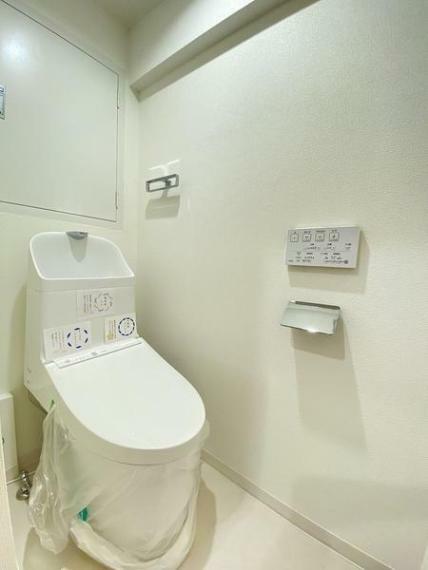 トイレ 清潔感溢れるトイレは、一体型の温水洗浄便座、壁リモコン付きです。