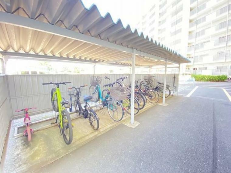敷地内には、駐輪場も完備されています。お近くへお買い物やお出かけの際もとても便利です。お子様の自転車も管理できて安心です。