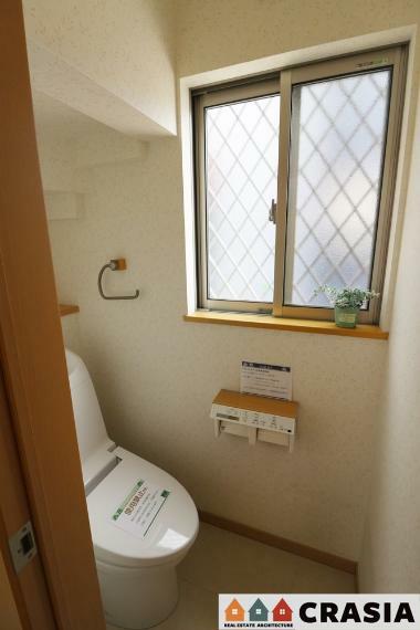 トイレ 1階トイレです。自然換気ができる小窓から自然な光が射し込みます。（2023年5月撮影）