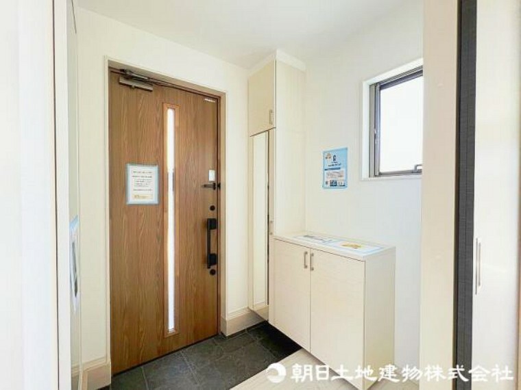 玄関 広い玄関はお家に高級感と開放感を演出します。お家の顔となる清潔感ある玄関です