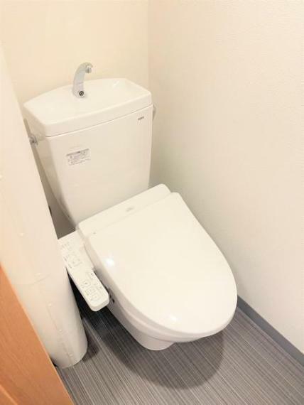 トイレ 【リフォーム済/トイレ】温水洗浄機能付きの新品トイレに交換しました。床壁天井を貼り替えしました。