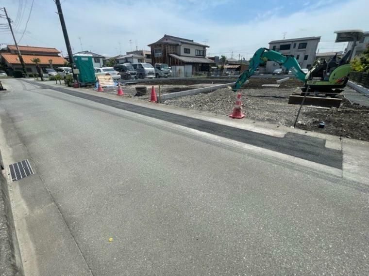 現況写真 住宅用の土地では前面道路に2m以上接していなければならないと法律で定められています。しかし、お持ちの車のサイズやライフスタイルなどにより、2mでは利便が悪い場合もございますので、事前に確認しましょう。