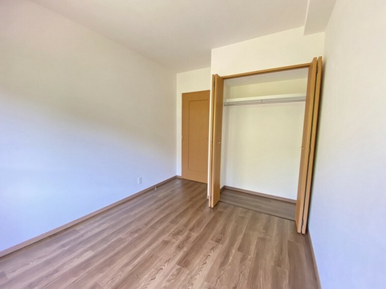 全居室に収納があり、棚を置く必要がなく、お部屋のスペースを有効的に使えます。
