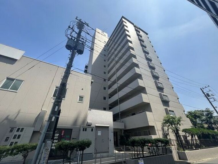 住まう方々が歳月をかけて育んだ豊かな歴史を感じるマンション。気品溢れる佇まいが暮らしを素敵に変える。