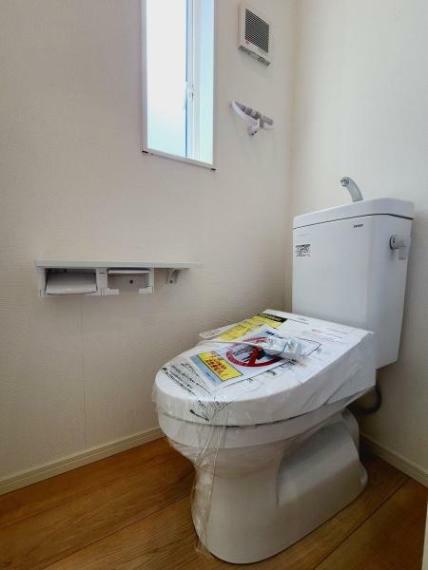 トイレ トイレは1階と2階にございますので、忙しい時や来客の際もスムーズに使うことができて便利です。