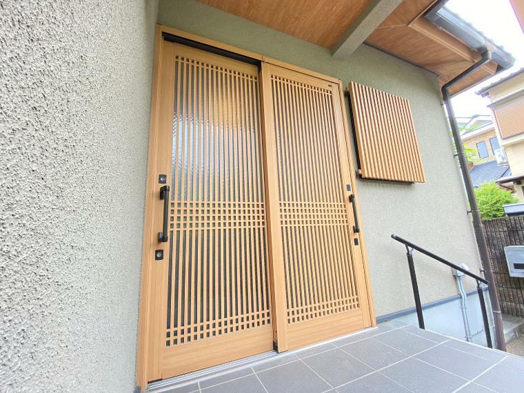 玄関扉は引戸、玄関前には手すりがついている等、高齢の方に配慮された設計の住宅です。