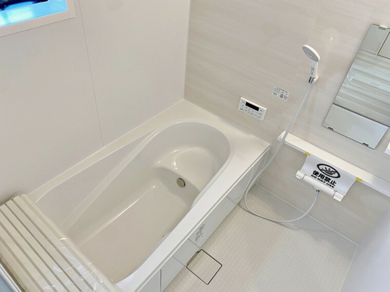 浴室 浴室乾燥機付きの明るいバスルーム。窓があり、夜風にあたりながら入浴できるので気持ちが良いです