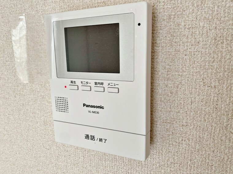 TVモニター付きインターフォン 玄関ポーチにはTVモニター付きインターホンが設置されます。訪問者が室内で確認でき安心です。