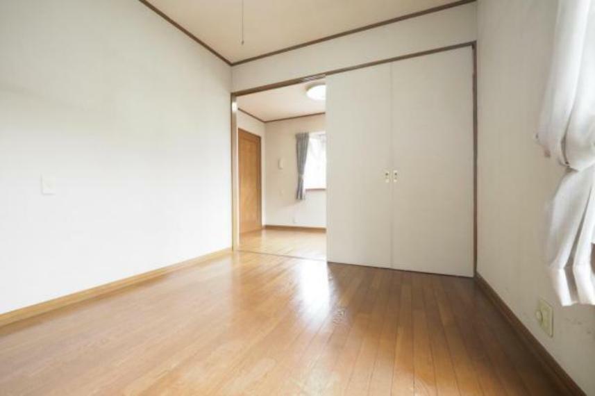 洋室 隣の洋室とのドアを開放すれば10.4帖の大きな空間になります。