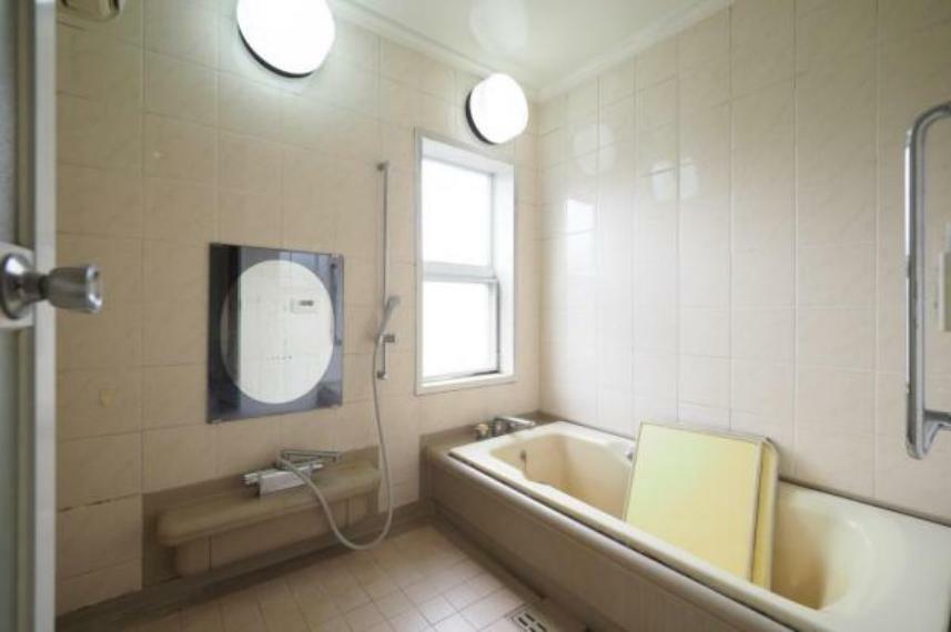 浴室 窓付き浴室は、換気も良好でいつも清潔に、毎日至福の時間を過ごせます。