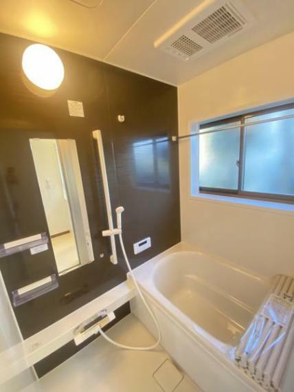 浴室 【浴室】浴室はハウステック製の新品のユニットバスに交換しました。浴槽には滑り止めの凹凸があり、床は濡れた状態でも滑りにくい加工がされている安心設計です。