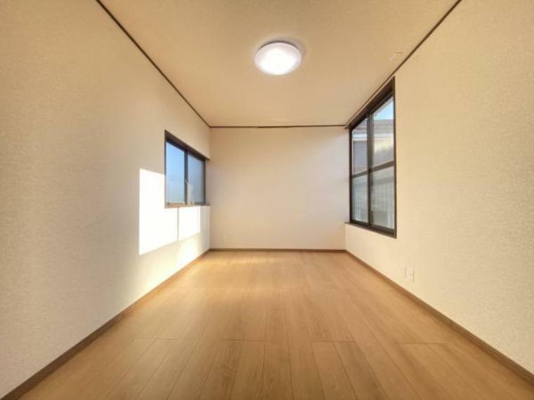 【リフォーム後/二階洋室約6.75帖】各居室は床材重ね張り・壁紙張替え・照明交換を行いました。ベランダに繋がっている明るい風通しの良いお部屋です。