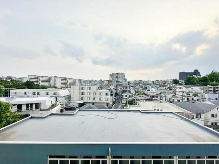 眺望 陽射しとともに、少しづつ装いを変える街の景観から、星空が地上に映りこむかのような夜景のきらめきまで、この街ならではの美しい風景の物語が室内に展開します。手を伸ばせば、ふれることができそうな眺望も魅力。