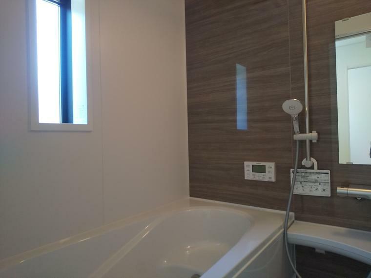 浴室暖房乾燥機付きで寒い季節もあたたかな快適空間となる浴室です。<BR/>床や壁材は水切れが良く翌朝にはカラリとしています。
