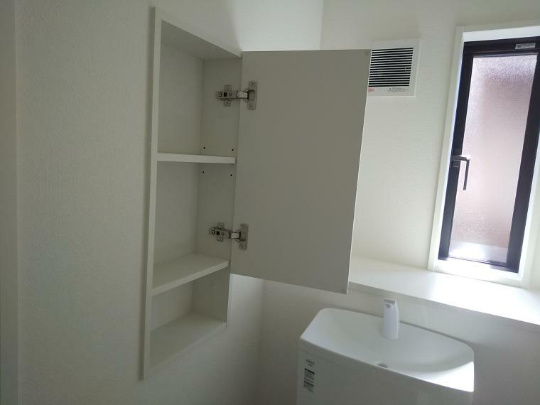 トイレにはストック品をそれぞれ管理しやすいように3段の壁面収納棚をご用意しております。