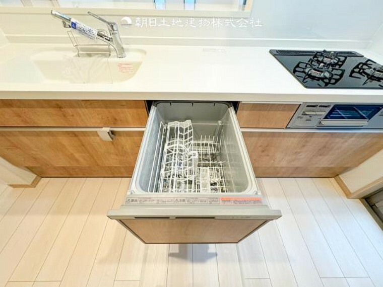 キッチン 【食器洗浄機】お食事の後片付けを食器洗浄機がサポート。食事後の家族のくつろぎタイムをゆっくりもてます。驚きの低コスト