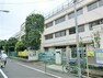 小学校 通学路は穏やかな住宅街の中の道なので、お子さんの通学も安心。