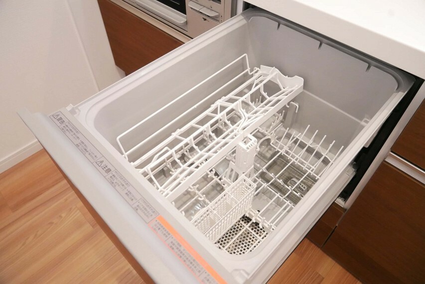 キッチン 【ビルトイン食器洗乾燥機】 家事のお手伝いをしてくれる奥様の味方です。食器を洗っている間にお掃除など、様々なシーンで家事の時短に役立つ食洗機。省スペースのビルトインタイプを採用致しました。