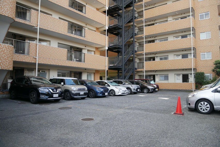 【駐車場】毎日の生活にマイカーが必須という方は、購入を検討する際、駐車場があることは大事な条件です。毎日の通勤や家族の送迎、買い物やお出かけなどクルマのある暮らしを満喫したい方は要チェック！