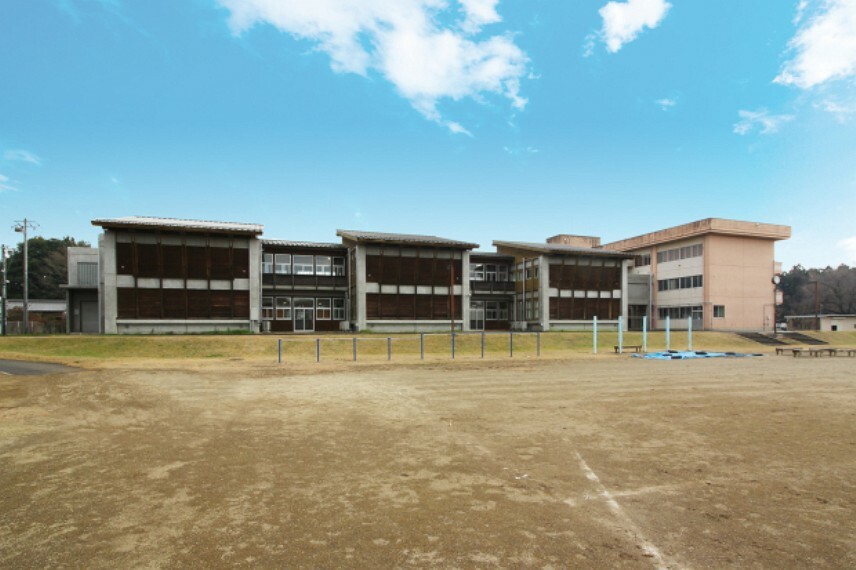 現地から2327m～2379m。　輝翔学園つくば市立谷田部中学校　施設分離型小中一貫校です。（約2,379m・徒歩30分）
