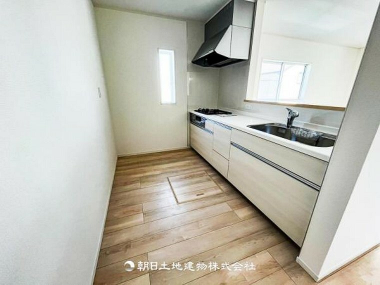 キッチン 広い空間を確保したキッチンには床下収納もついております。