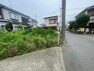 現況写真 土地の面積＝住宅面積ではありません。建ぺい率の問題などで、土地のある場所によって住宅を建てられる面積は限られています。高さもしかり、「土地」という言葉の中には、建築条件も含まれると考えておきましょう。