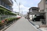 現況写真 物件の南西側前面道路（南東側から）です。周辺は閑静な住宅街となっており、子育てにも最適な住環境です。