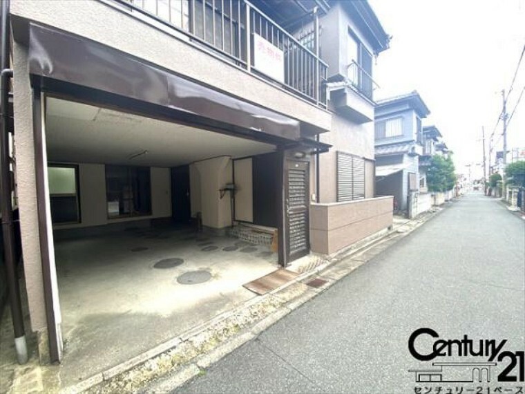 駐車場 ■現地撮影写真■カーポート完備で雨の日も安心！そのまま玄関へ！