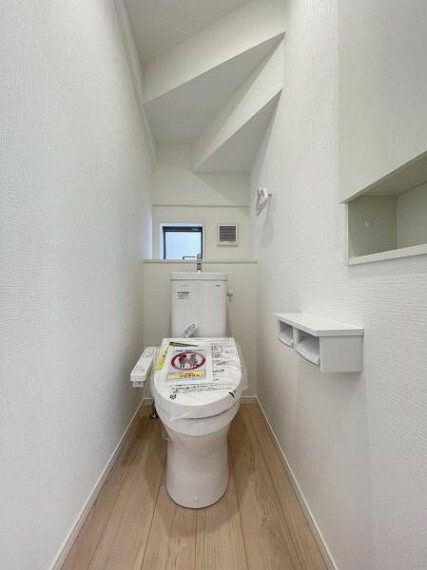 トイレ トイレットペーパーや掃除用品もスッキリ片付く収納スペース付きのトイレ