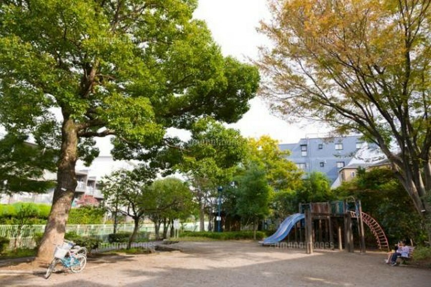 公園 宮下公園:お子様と一緒に遊べる公園が徒歩1分！（74m）