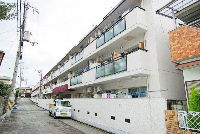 外観写真 【現地】 阪神「武庫川」駅から徒歩7分　昭和57年築のマンションです！ わかば西小学校通学エリアのマンションとなります。