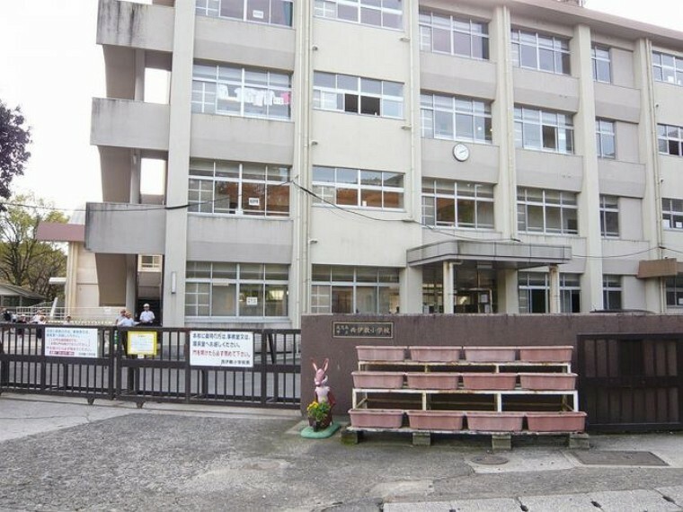西伊敷小学校【鹿児島市立西伊敷小学校】は、西伊敷4丁目に位置する1974年創立の小学校です。令和3年度の生徒数は355人で、17クラスあります。（約800m）
