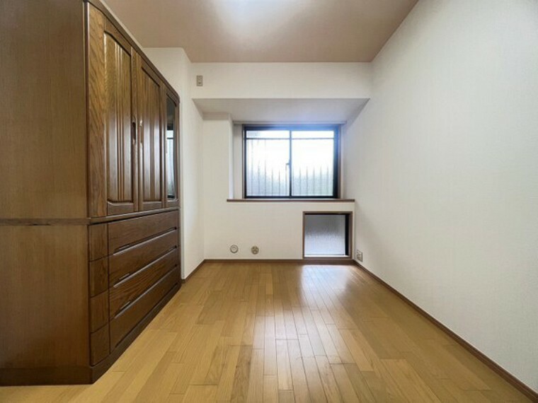 洋室 住まう方でカスタマイズしていただける清潔感あふれるデザインの内装。シンプルな空間なだけにそのままでも良いのですが、ご自身のお好きなもので部屋を素敵な空間に創り上げられます。