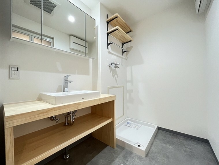 洗面化粧台 ホワイトを基調にまとめた室内はホテルライクな空間を創造しております。