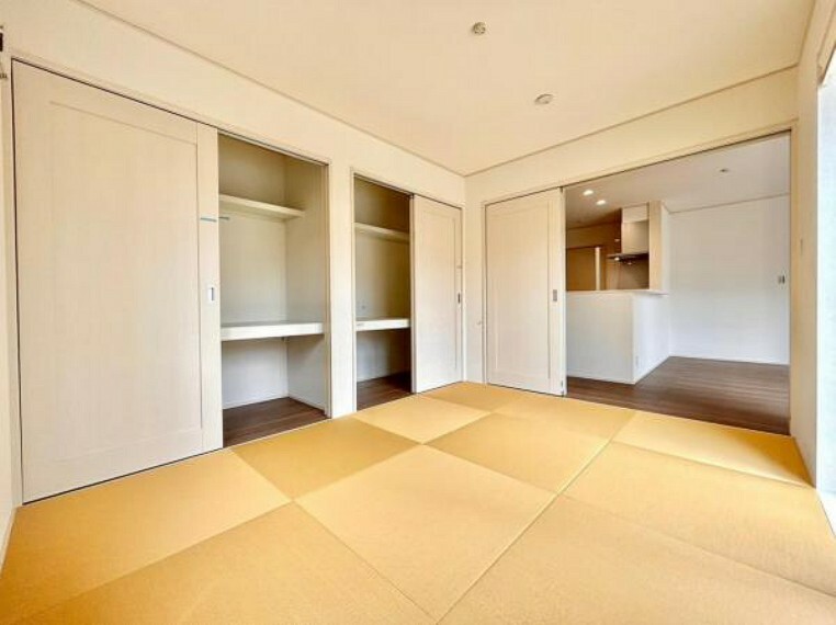 お洒落な縁なし畳を敷いた洋和室。LDKにつながる和室コーナーは、どこかほっこりさせる空間演出