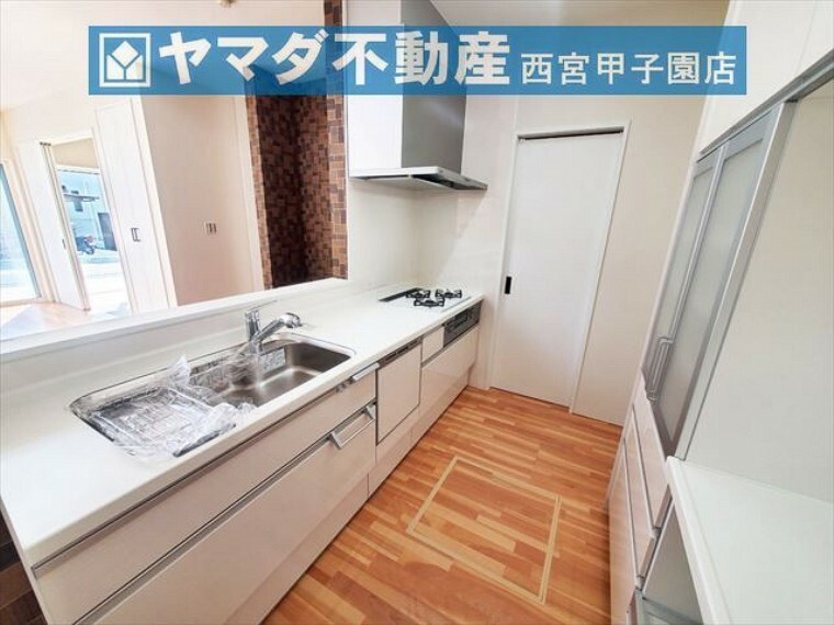 食洗器付きシステムキッチン。床下収納・カップボード付きで収納豊富です。