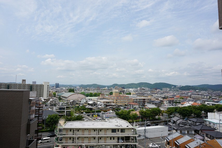 9階共用廊下からの眺望（眺望は永久に保証されるものではありません）