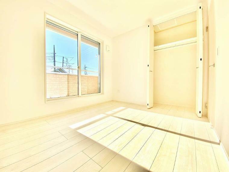 洋室 1号棟　洋室5.25帖 大きな窓からたっぷりと陽光が注がれる明るい空間です。