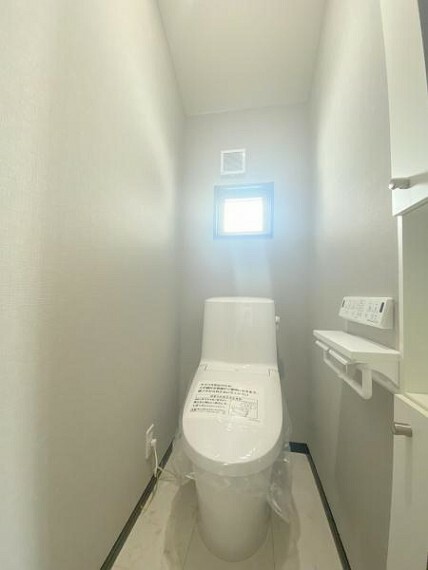 トイレ 2階のトイレ、いつでも衛生的なシャワー付き