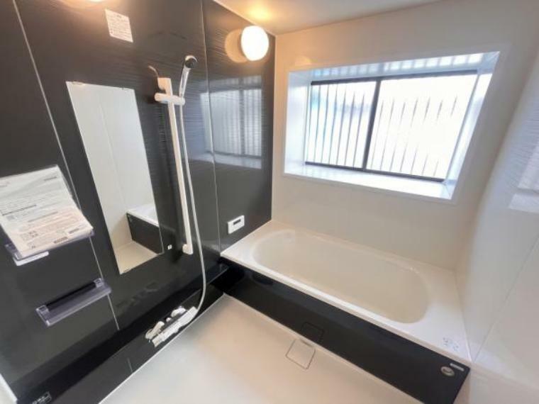 浴室 【リフォーム完成】ゆったり寛げる1.25坪の新品ユニットバスに交換。自動湯張り・追い焚き機能付き、いつでも温かいお風呂に入れます。床は水はけが良く毎日のお掃除もスムーズです。