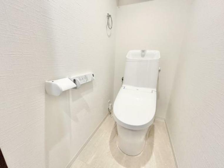 トイレ 【リフォーム済】リクシル製の温水洗浄付便器に新品交換。天井・壁はクロス貼り換え、床はクッションフロアに張替えます。清潔感のあるトイレに仕上がります。