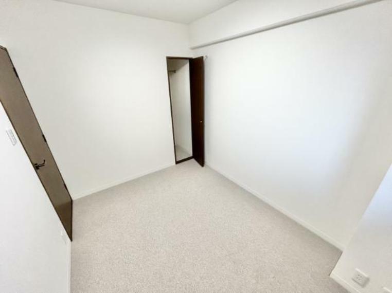 【リフォーム済】6帖の洋室です。床はカーペット張替、天井と壁のクロスを張替えました。お子様のお部屋にいかがでしょうか。