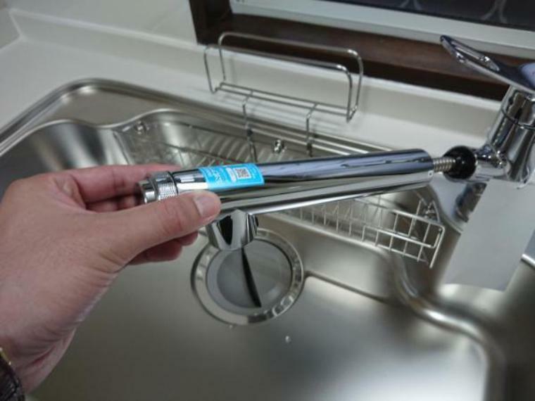 【リフォーム済】新品交換するキッチンの水栓金具はノズルが伸びてシンクのお手入れもラクラクです。水栓本体には浄水機能が内蔵されていて、おいしいお水をつくります。
