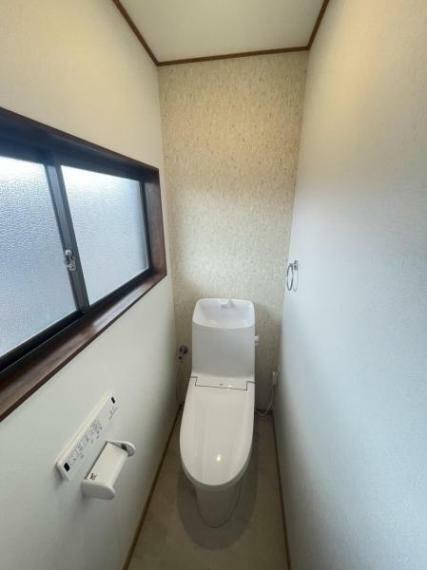【リフォーム済】2階トイレ写真です。LIXIL製の新品に交換しました。2階にもトイレがあるのは嬉しいですね。